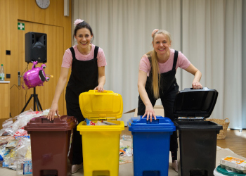 Die Schauspielerinnen auf der Bühne